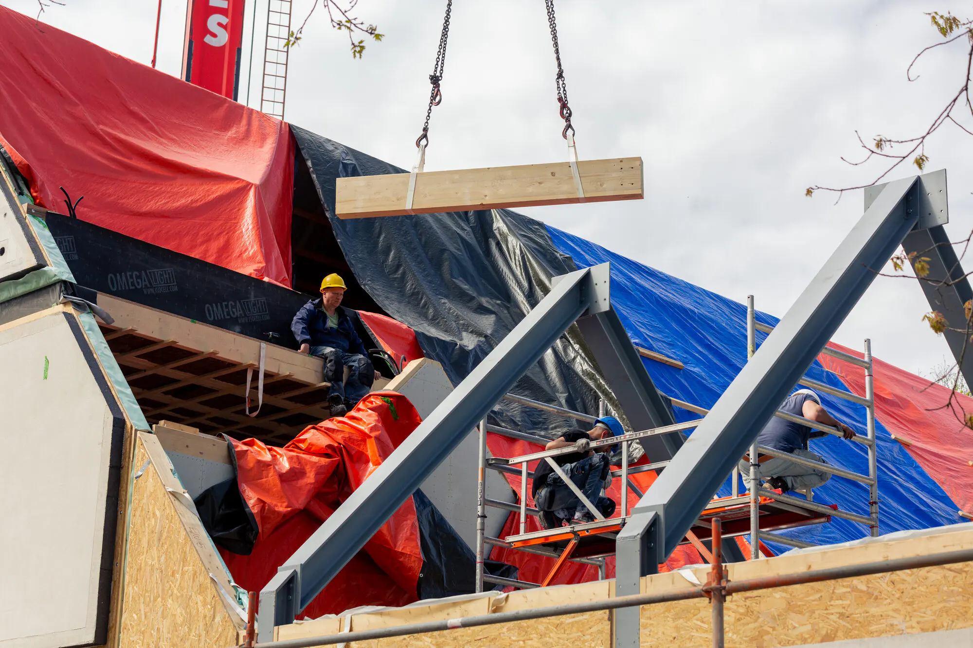 Kraan plaatst een prefab onderdeel tijdens de montage