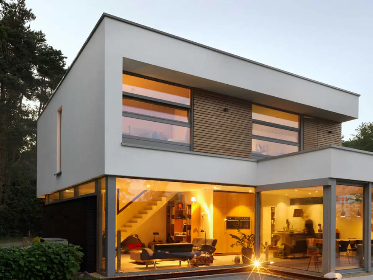Gebouwde prefab woning met hoge woonkamer en grote ramen