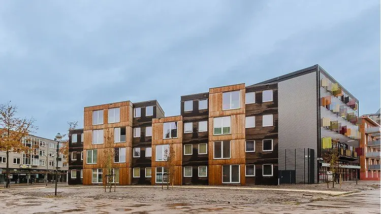 Appartementengebouw van vier lagen met houten gevelbekleding