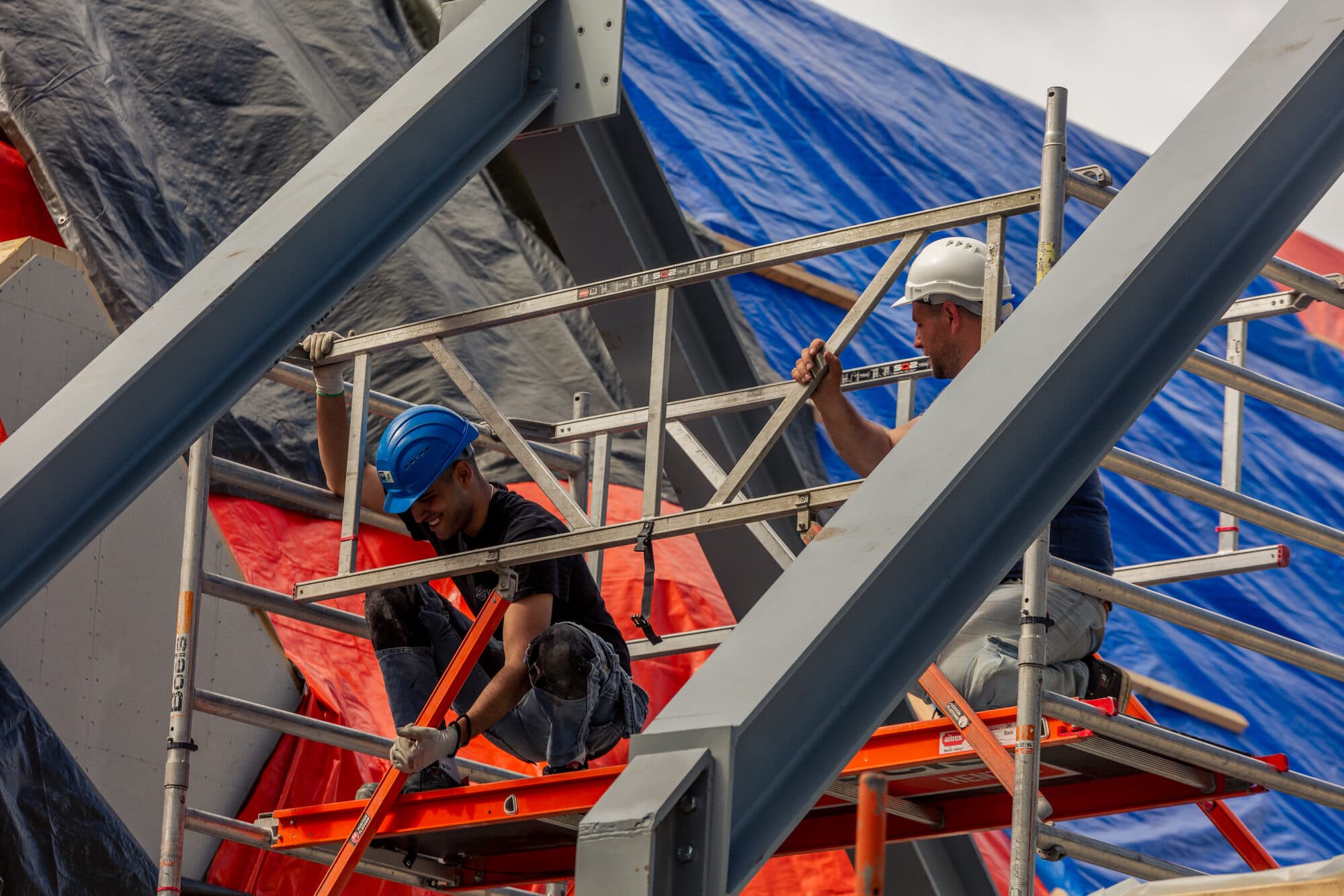 Stalen constructie wordt in een prefab woning gemonteerd