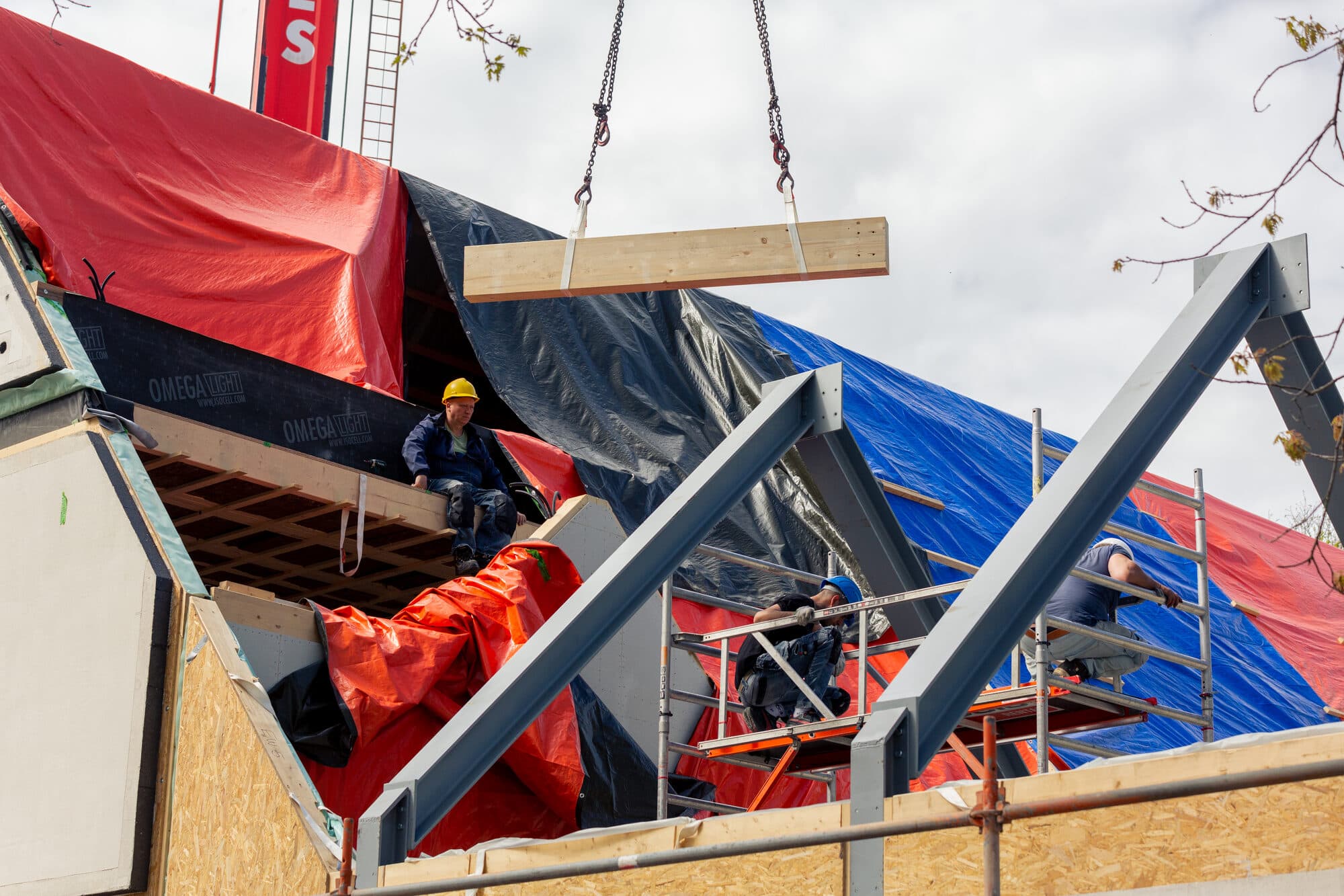 Kraan plaatst een prefab onderdeel tijdens de montage