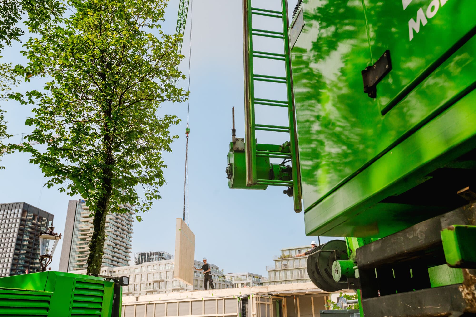 Prefab bouwelement wordt met een kraan verplaatst