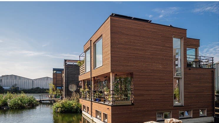 Prefab woonarken aan het water in Amsterdam